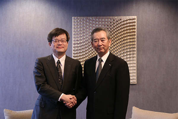 天野浩教授(写真左)と日機装・甲斐敏彦社長